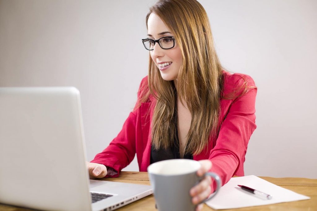 uma mulher sentada em frente a um laptop