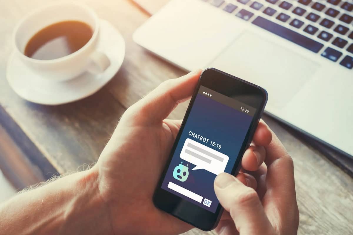 Pessoa com chatbot captando leads