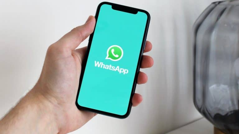tela de celular com whatsapp