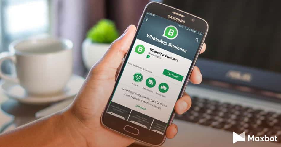 Pessoa instalando o aplicativo da whatsapp business no celular