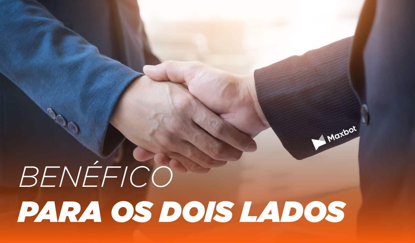 Pessoas de terno apertando as mãos