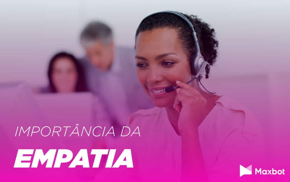 Atendente sorrindo enquanto conversa por video 