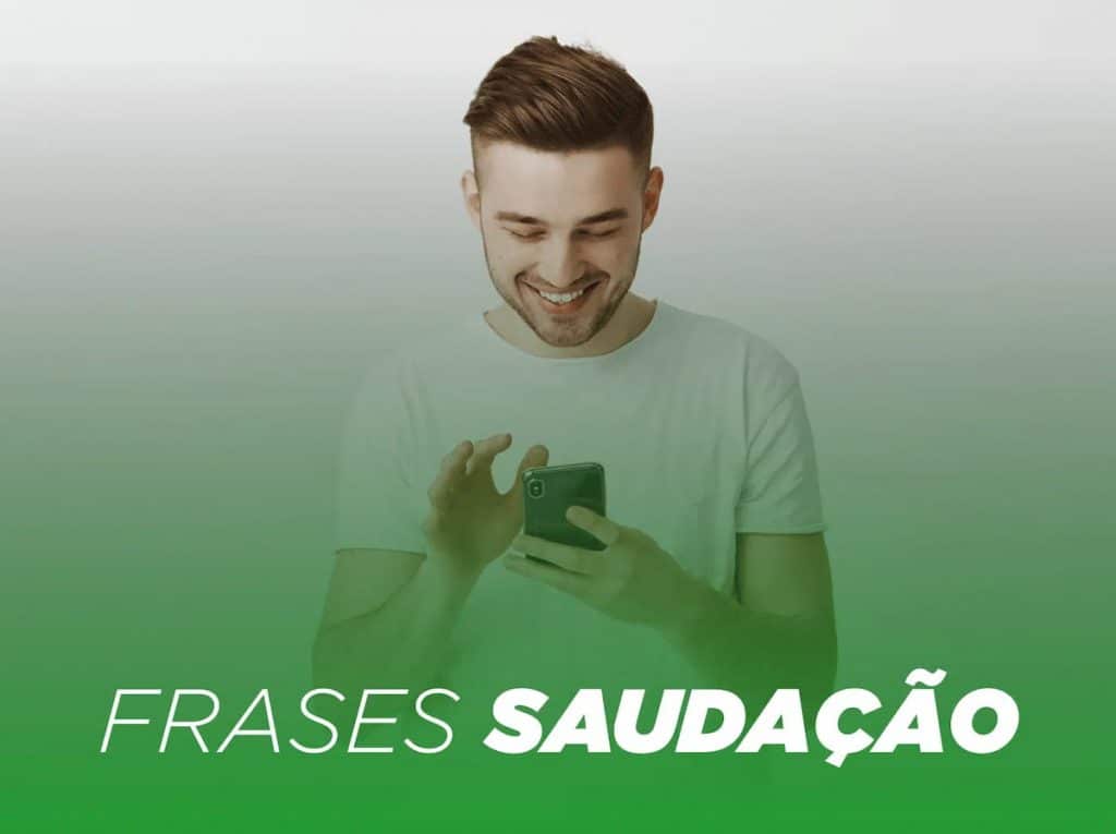 Pessoa segurando o celular sorrindo enquanto recebe mensagem