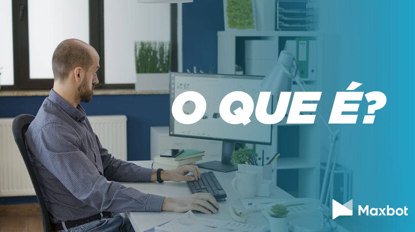 Homem mexendo no comuputador