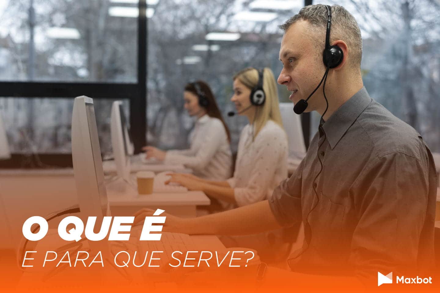 Central de atendimento com três atendentes