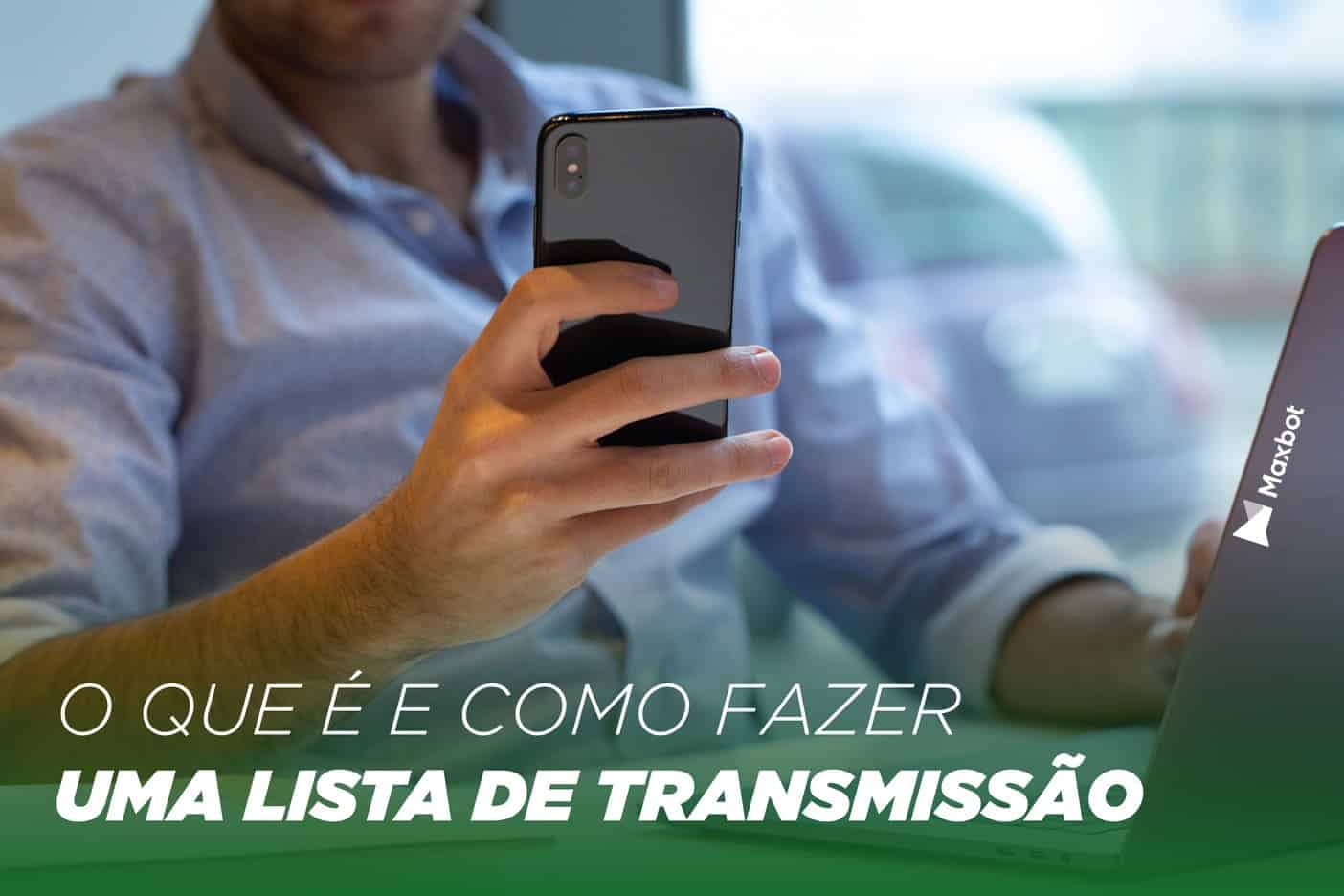 um homem segurando um telefone inteligente na mão