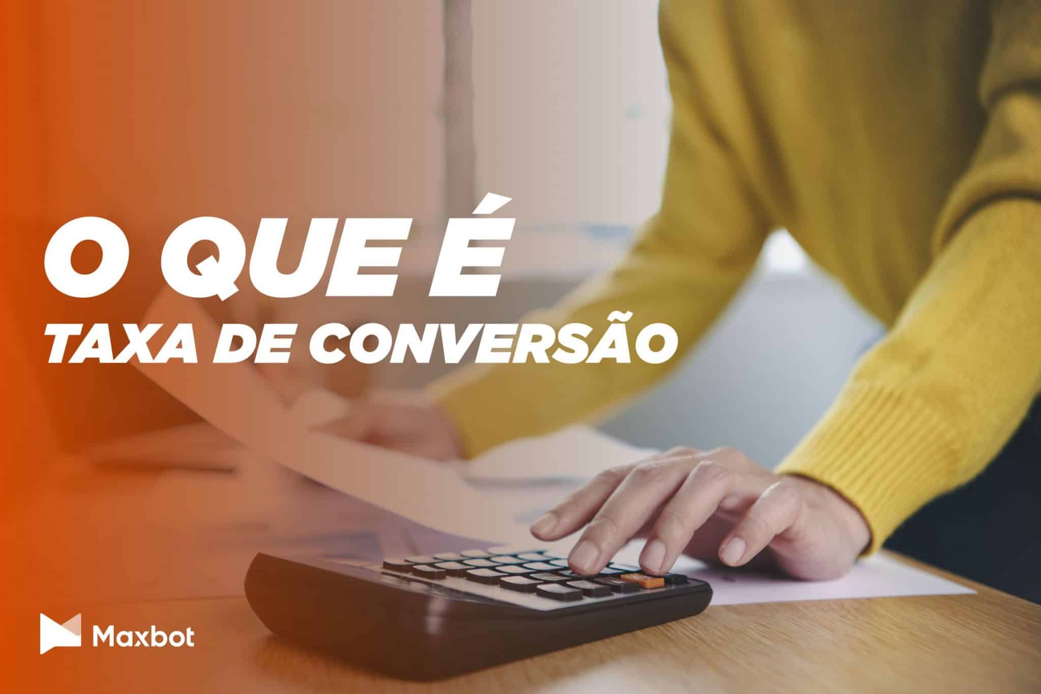 Pessoa de blusa amarela fazendo calculos na calculadora segurando papéis na outra mão e na frente a escrita 